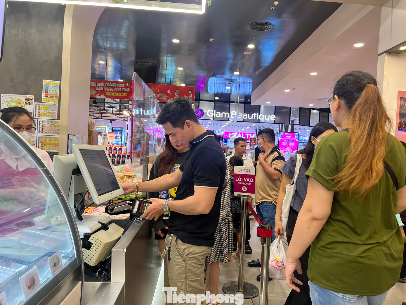 Trong khi đó, nhiều người chọn phương án mua thức ăn chế biến sẵn rồi chọn ghế chờ để thưởng thức bữa trưa.