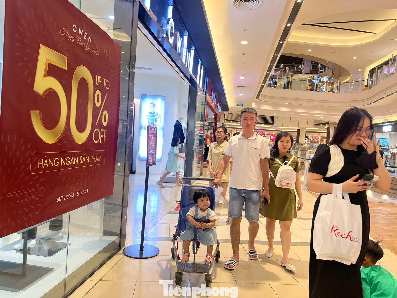 Các thương hiệu trưng bảng giảm giá từ 50 - 70% nhiều mặt hàng thời trang, từ quần áo, giày dép, túi xách đến mỹ phẩm, hàng tiêu dùng.