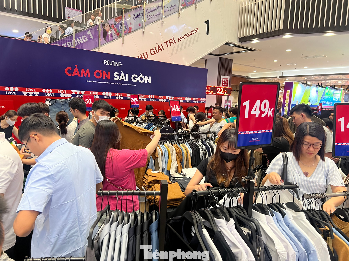 Nhiều khu vực giảm giá mạnh đông nghịt khách.