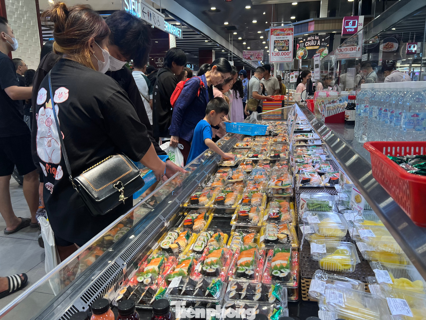 Không chỉ rẻ, nhiều món ăn còn đi kèm với các chương trình khuyến mãi, giảm giá theo từng khung giờ nhất định nên luôn thu hút rất đông thực khách.