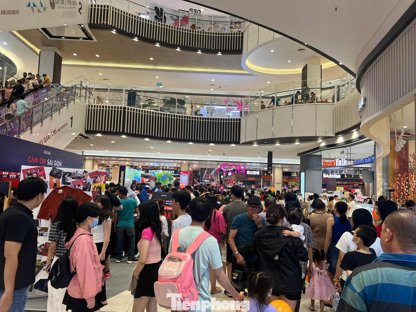 Người dân TPHCM đổ vào siêu thị, trung tâm thương mại tránh nóng và vui chơi trong dịp nghỉ Tết Dương lịch 2024.