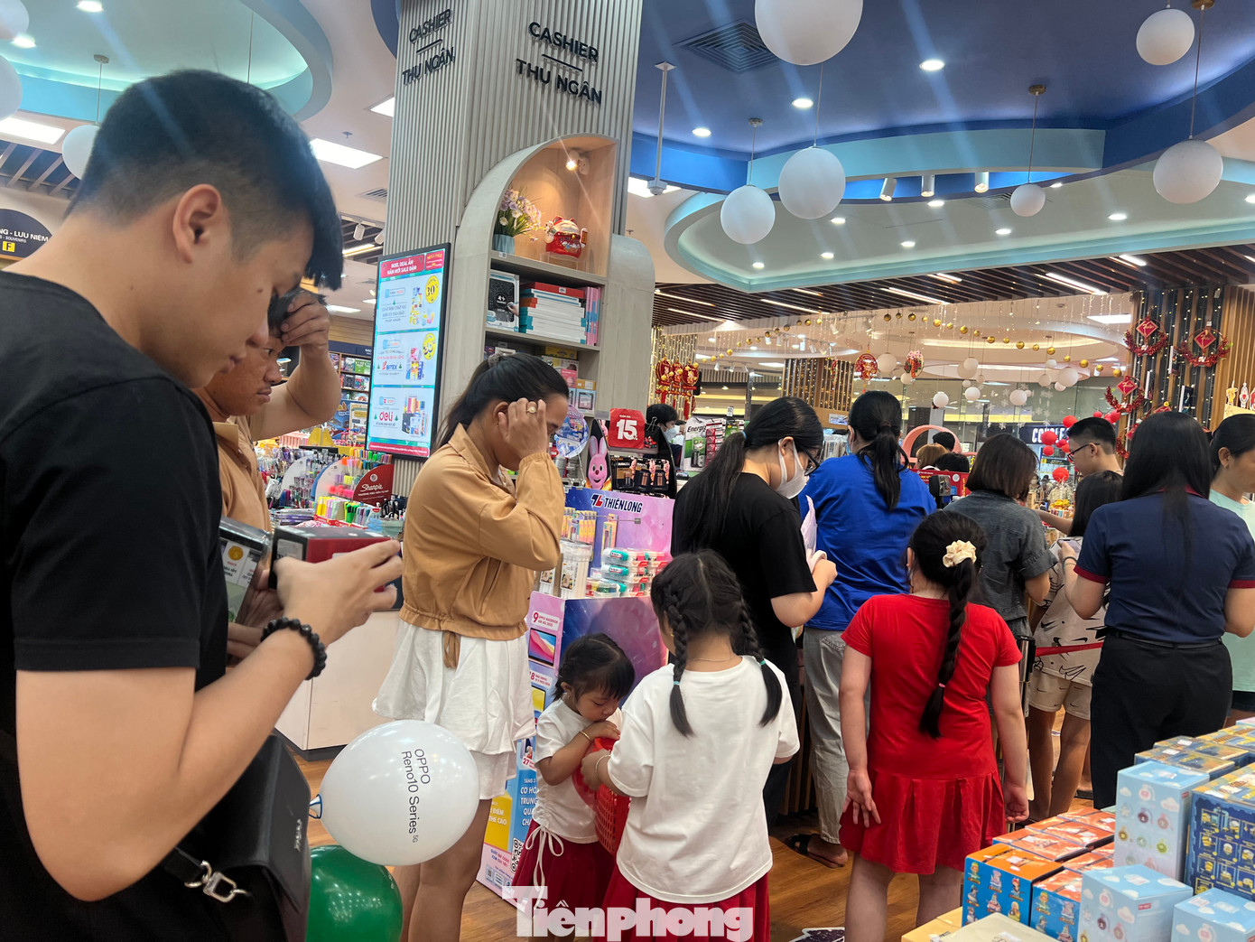 Xếp hàng chờ thanh toán tại một nhà sách ở TPHCM trong ngày cuối cùng năm 2023.