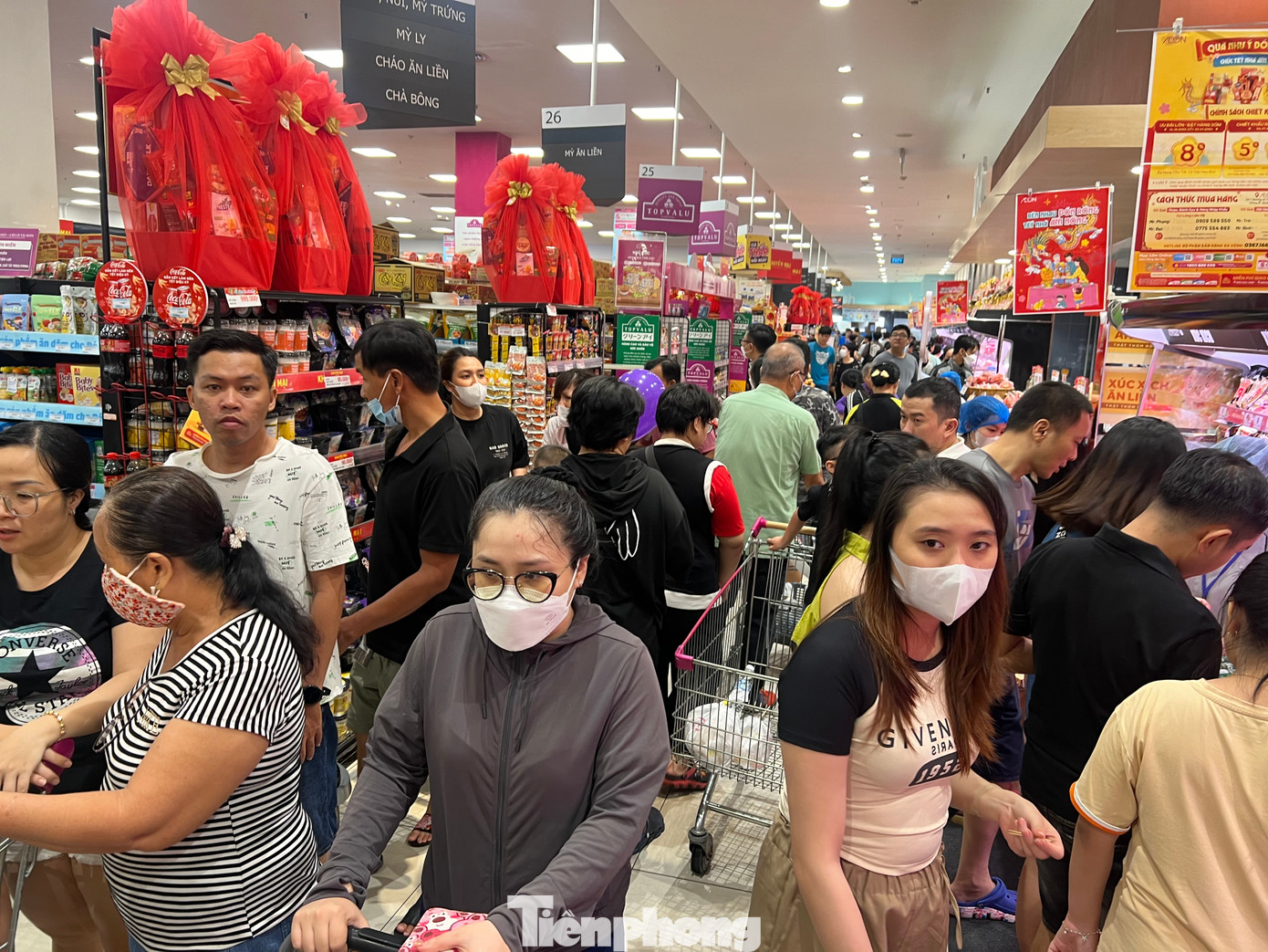 Trưa 31/12, nhiều siêu thị lớn ở TPHCM như Aeon, Vincom, Vạn Hạnh Mall... tấp nập người dân vào vui chơi, mua sắm, ăn uống. &quot;Quê tôi tận Nghệ An nên với những kỳ nghỉ ngắn ngày, tôi thường chọn ở lại TPHCM. Sau khi đưa các con đi ngắm phố phường, đến các điểm vui chơi thì tôi đưa cả nhà vào siêu thị vừa mát mẻ, vừa có nhiều dịch vụ ăn uống. Do đúng vào giờ cao điểm trưa nên khách rất đông, mọi người phải chờ rất lâu mới có chỗ&quot; - anh Nguyễn Huy Hoàng (42 tuổi, làm việc tại khu công nghiệp Tân Tạo, quận Bình Tân) nói.