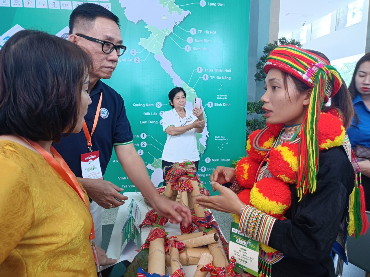 Nhiều sản phẩm khởi nghiệp của các bạn trẻ vùng cao dự thi khởi nghiệp.