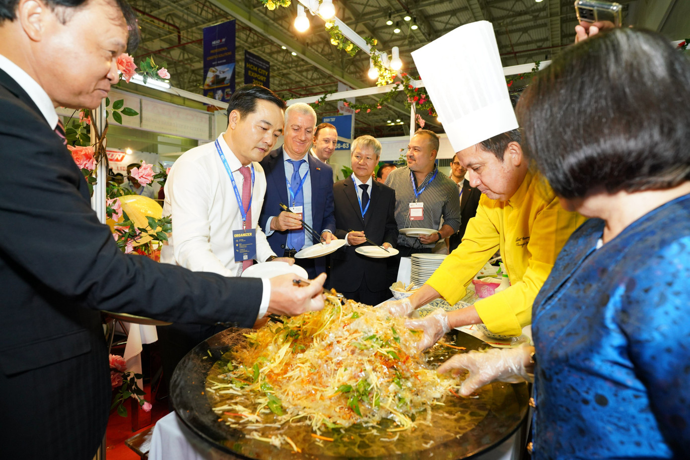 Các đại biểu thưởng thức ẩm thực Việt tại hội chợ xuất khẩu TPHCM Các đại biểu thưởng thức ẩm thực Việt tại hội chợ xuất khẩu TPHCM