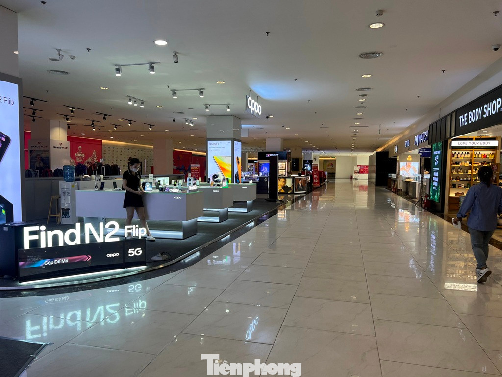 Nguyên một khu vực vắng người mua hàng. Nguyên một khu vực vắng người mua hàng.