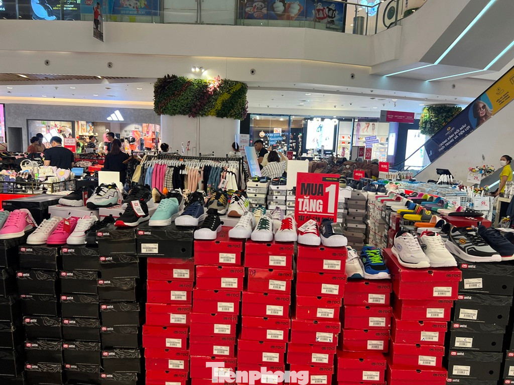 Hàng hiệu giá bình dân cũng ế ẩm Hàng hiệu giá bình dân cũng ế ẩm