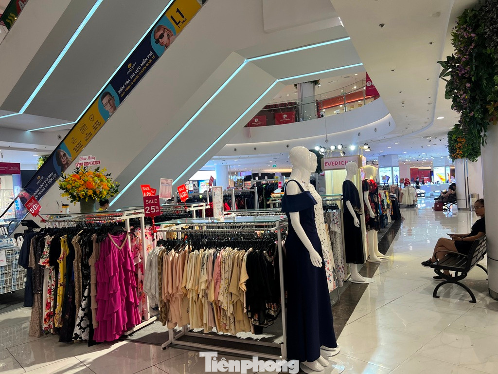 Nhân viên lướt điện thoại cả ngày vì buôn bán ế ẩm. Nhân viên lướt điện thoại cả ngày vì buôn bán ế ẩm.