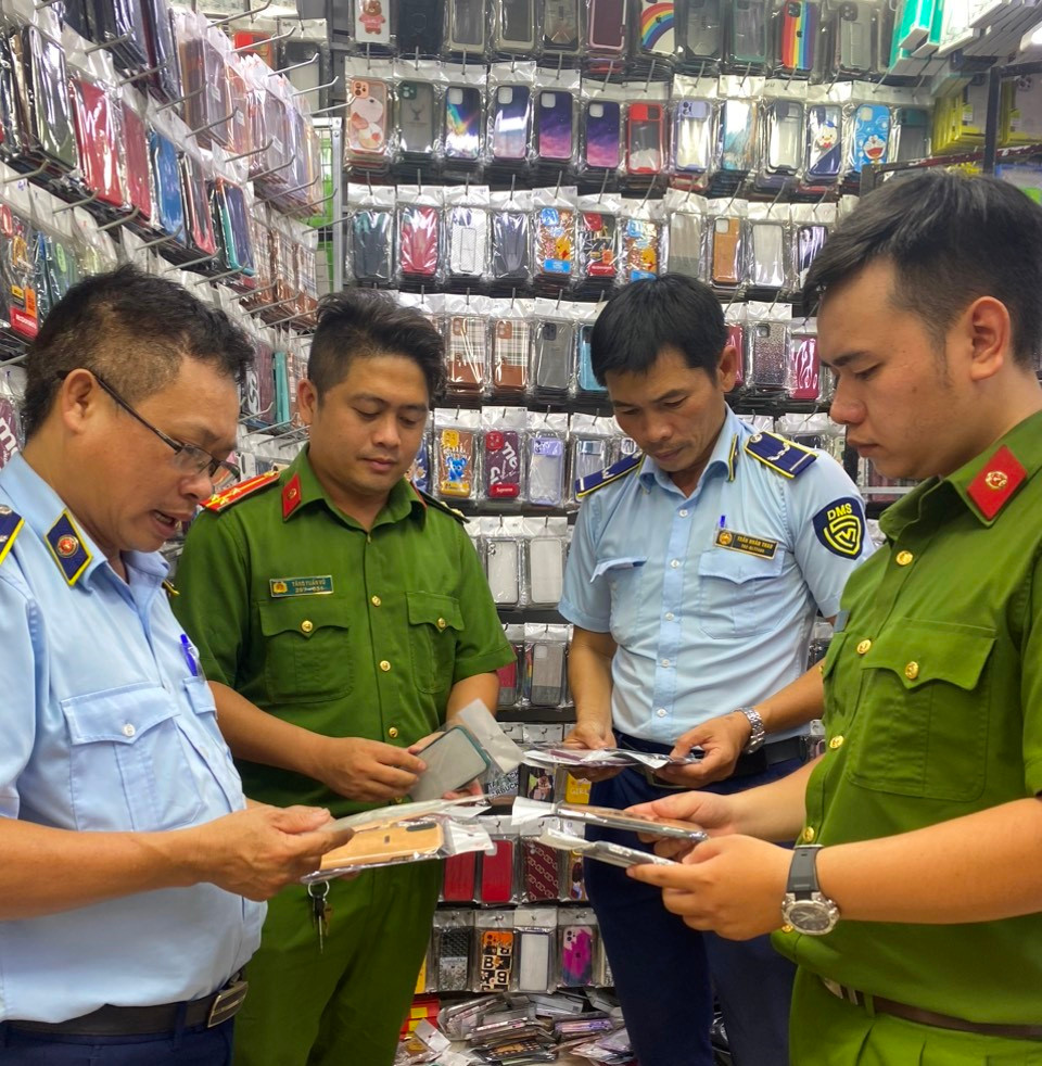 Cơ quan chức năng ra quân kiểm tra loạt cửa hàng kinh doanh phụ kiện, linh kiện điện thoại ở TPHCM.