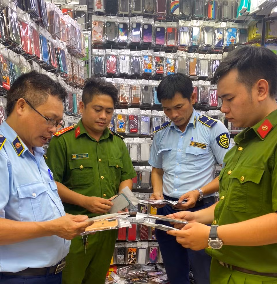 Cơ quan chức năng ra quân kiểm tra loạt cửa hàng kinh doanh phụ kiện, linh kiện điện thoại ở TPHCM.