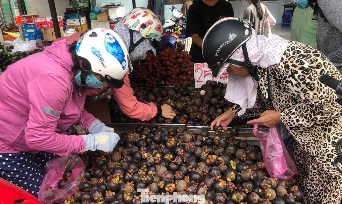 Thậm chí, nhiều người bán rong còn hạ giá chỉ còn 25.000 đồng/kg thu hút rất đông người mua. Tại quầy bán trái cây bên hông Bến xe Chợ Lớn (quận 5), măng cụt chín có giá rẻ bất ngờ nên nhiều người tranh thủ mua. "Mùa măng cụt chỉ kéo dài khoảng 2 tháng, trong đó đầu mùa trái ngon, chất lượng nhất. Năm nay trái cây rẻ quá nên mình có thể thoải mái thưởng thức" - chị Tâm (45 tuổi, nhân viên văn phòng) cho hay.