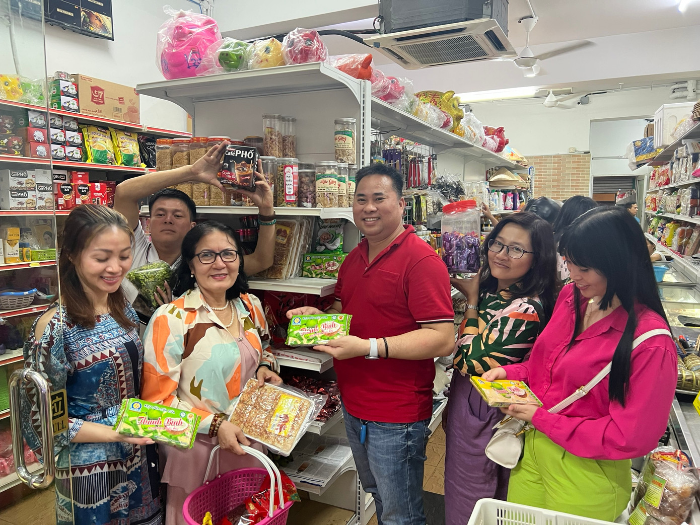 Kiều bào ở Malaysia mua sắm hàng Việt nơi đất khách. Kiều bào ở Malaysia mua sắm hàng Việt nơi đất khách.