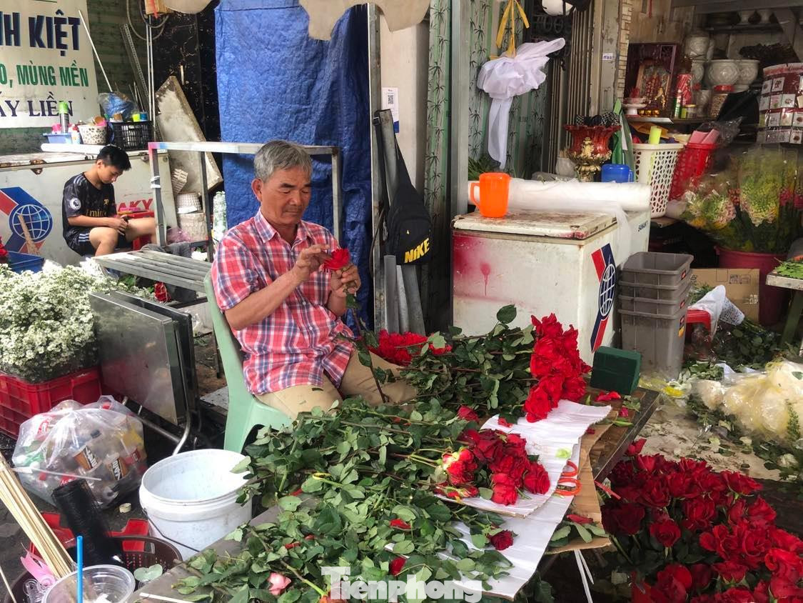 Hoa hồng đang tăng giá từng ngày, dao động từ 20.000-50.000 đồng/bông. Hoa hồng đang tăng giá từng ngày, dao động từ 20.000-50.000 đồng/bông.