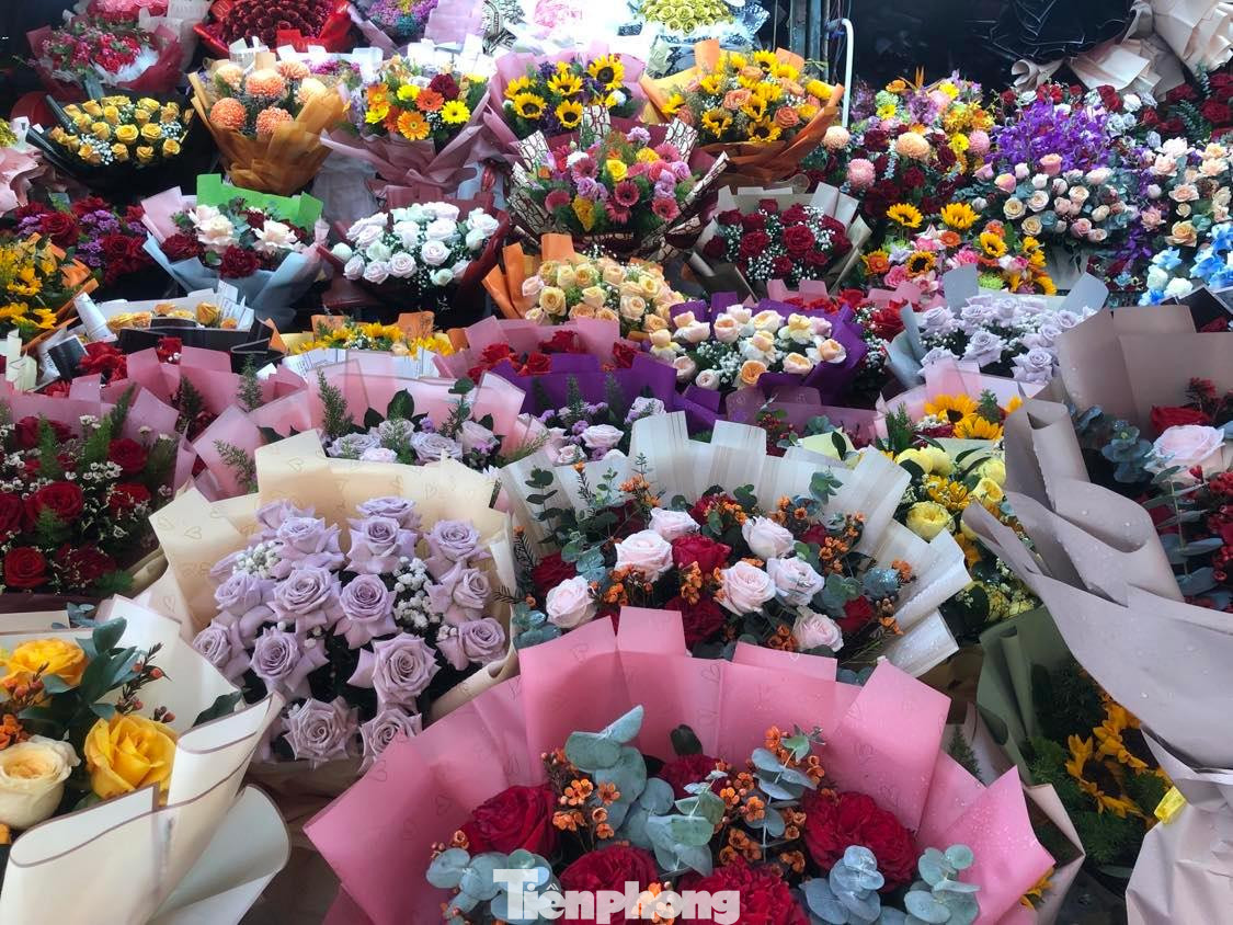 Hoa tươi cắm sẵn giá từ 300.000-500.000 đồng/bó, tùy lớn nhỏ. Hoa tươi cắm sẵn giá từ 300.000-500.000 đồng/bó, tùy lớn nhỏ.