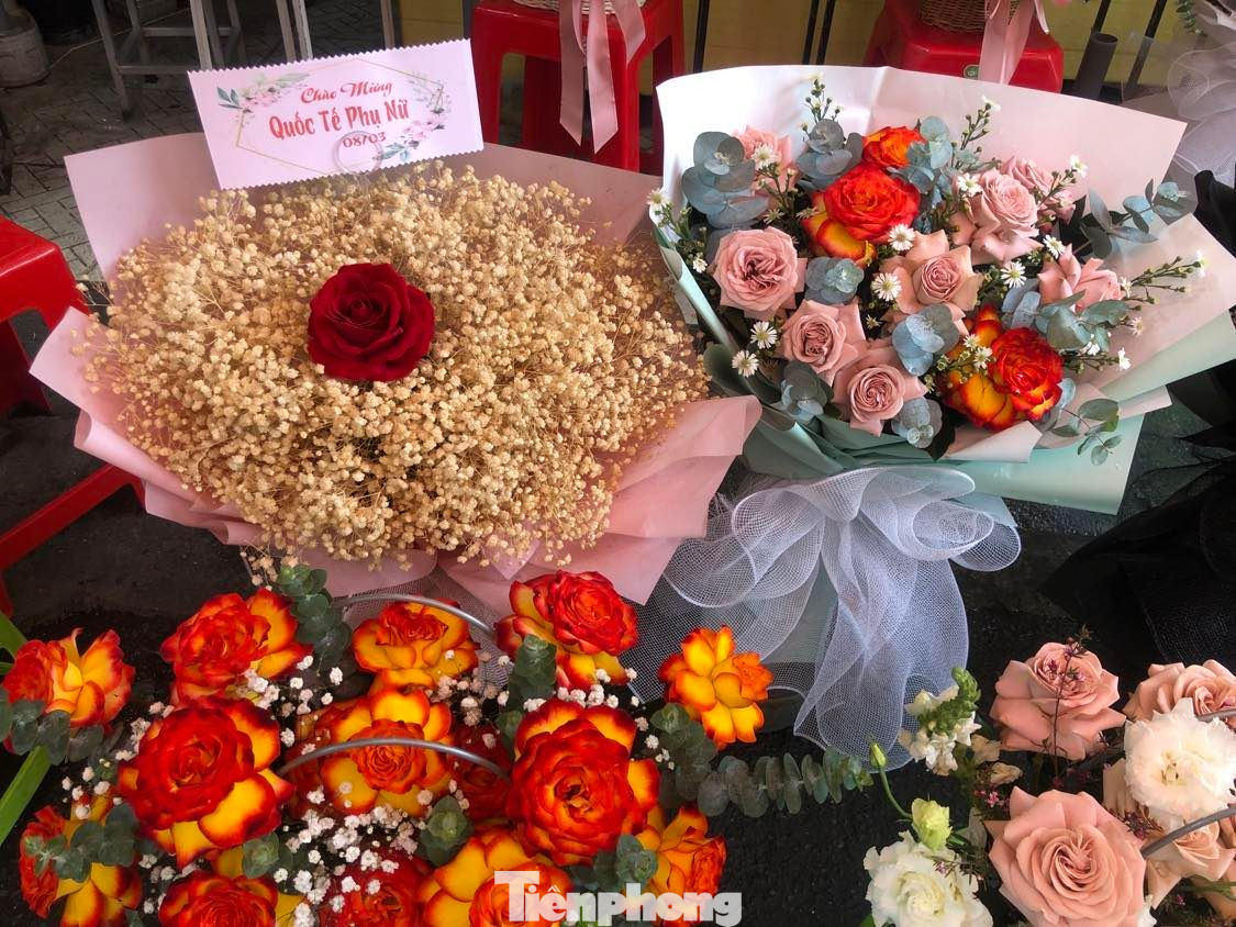 Hoa hồng nhập khẩu có nhiều màu sắc lạ. Hoa hồng nhập khẩu có nhiều màu sắc lạ.