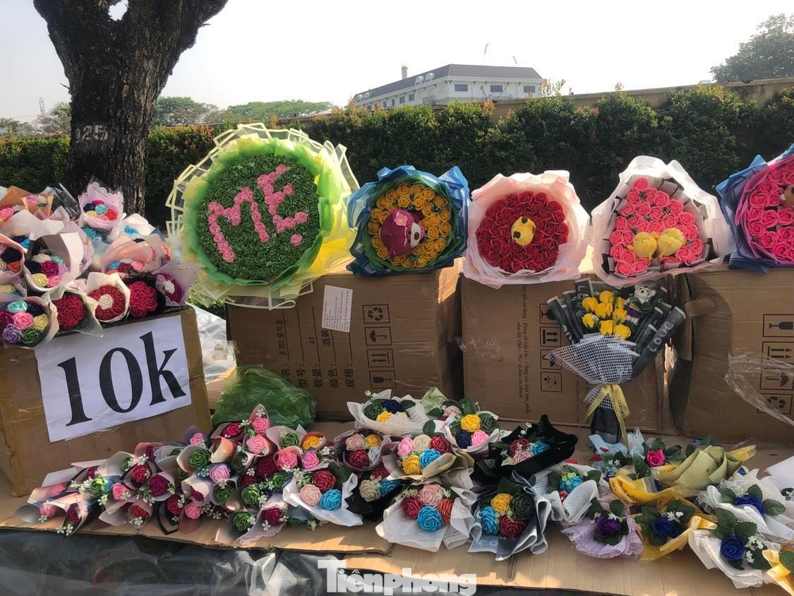 Chỉ cần 10.000 đồng, khách có thể chọn một cành hoa hồng tặng những người phụ nữ thân yêu dịp 8/3. Chỉ cần 10.000 đồng, khách có thể chọn một cành hoa hồng tặng những người phụ nữ thân yêu dịp 8/3.