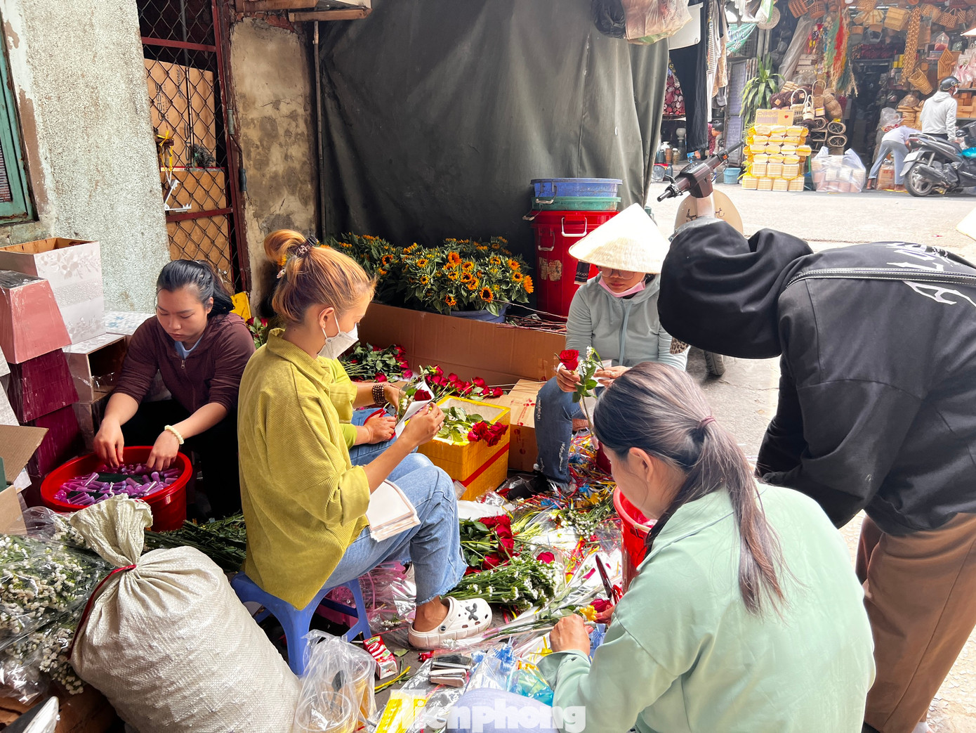 Nhân viên một shop hoa chuẩn bị hoa hồng theo đơn hàng đặt trước cho khách. Nhân viên một shop hoa chuẩn bị hoa hồng theo đơn hàng đặt trước cho khách.