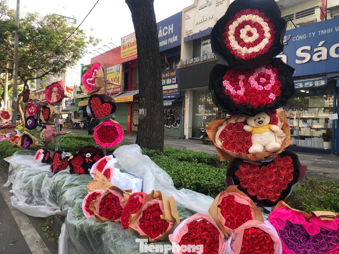 Ở đây đa số là hoa sáp, có thể chơi lâu mà không sợ tàn phai. Ở đây đa số là hoa sáp, có thể chơi lâu mà không sợ tàn phai.