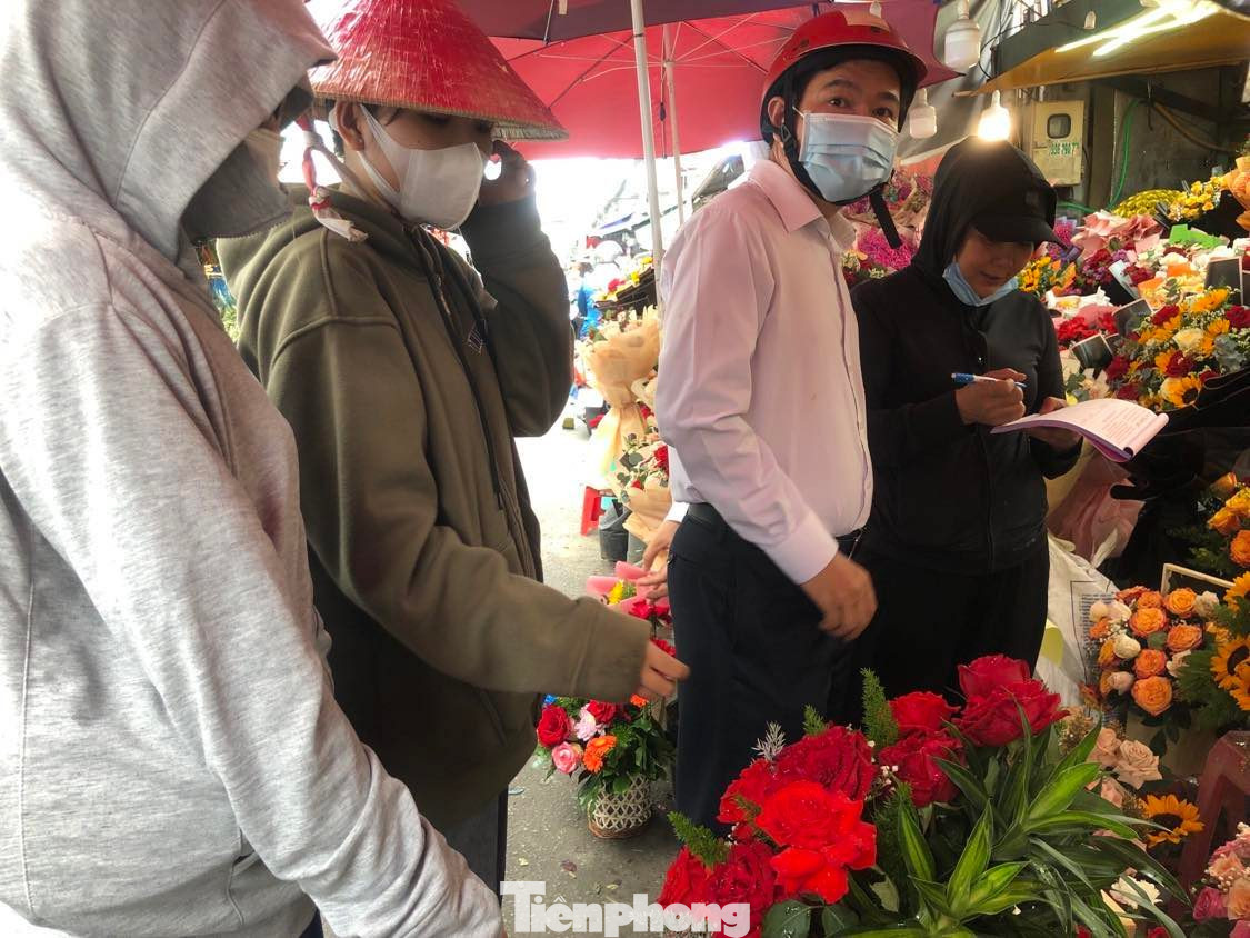 Khách tìm mua hoa trước ngày 8/3. Khách tìm mua hoa trước ngày 8/3.