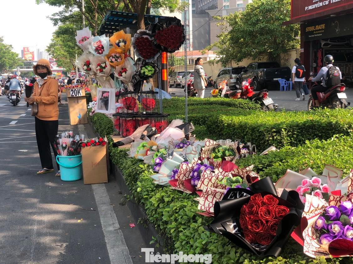 Trên đường Nguyễn Văn Cừ (quận 5), hoa được bày bán dọc hai bên đường, với giá rất mềm. Trên đường Nguyễn Văn Cừ (quận 5), hoa được bày bán dọc hai bên đường, với giá rất mềm.