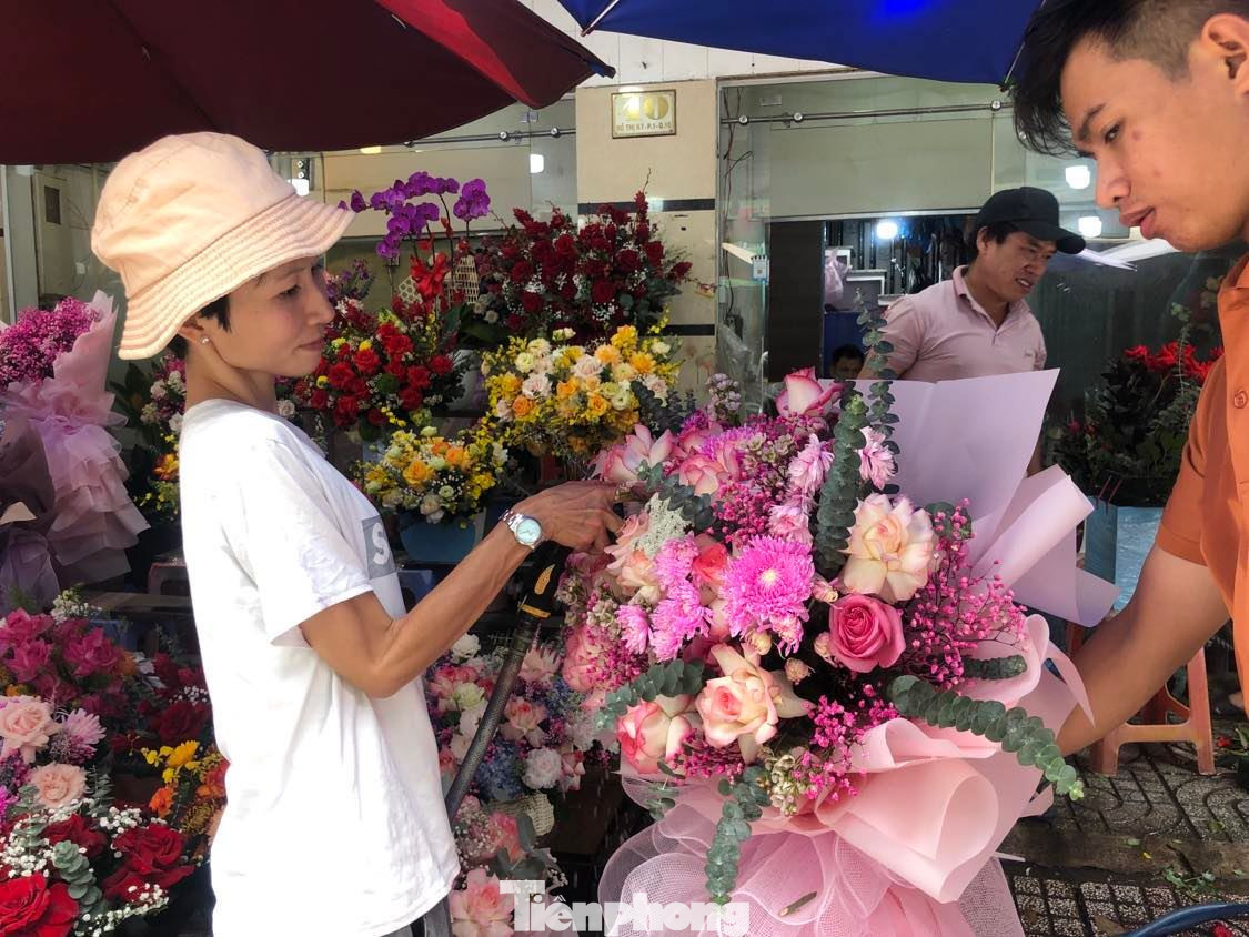 Nhân viên tưới nước để hoa giữ được độ tươi. Nhân viên tưới nước để hoa giữ được độ tươi.