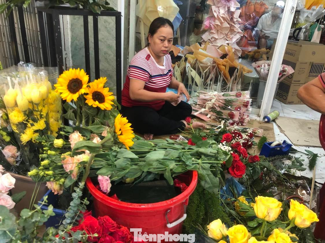 Tiểu thương chợ hoa Hồ Thị Kỷ (quận 10) cấp tập chuẩn bị hoa trước ngày 8/3. Tiểu thương chợ hoa Hồ Thị Kỷ (quận 10) cấp tập chuẩn bị hoa trước ngày 8/3.