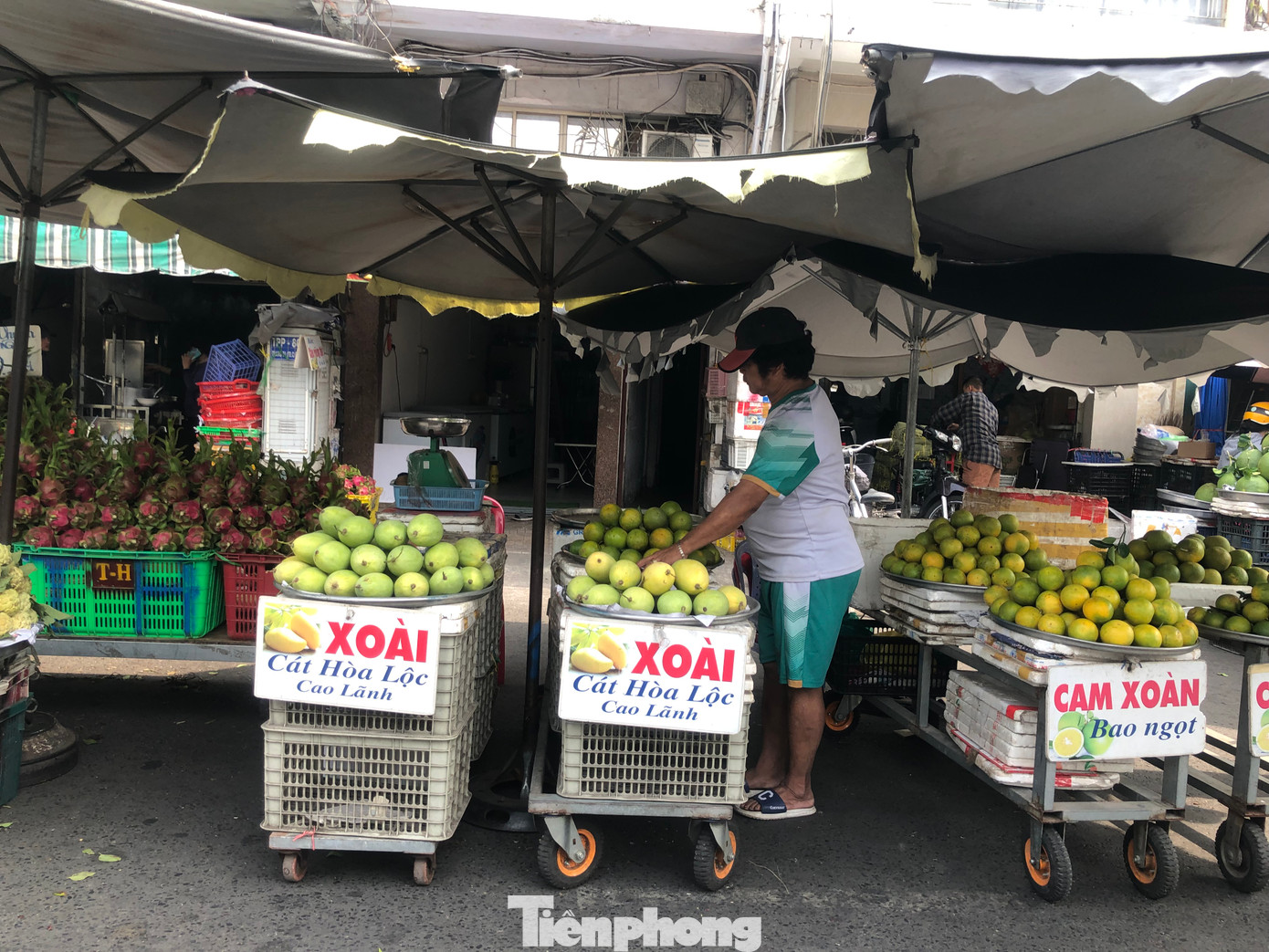 Tiểu thương treo biển, báo giá bán công khai để khách dễ chọn mua