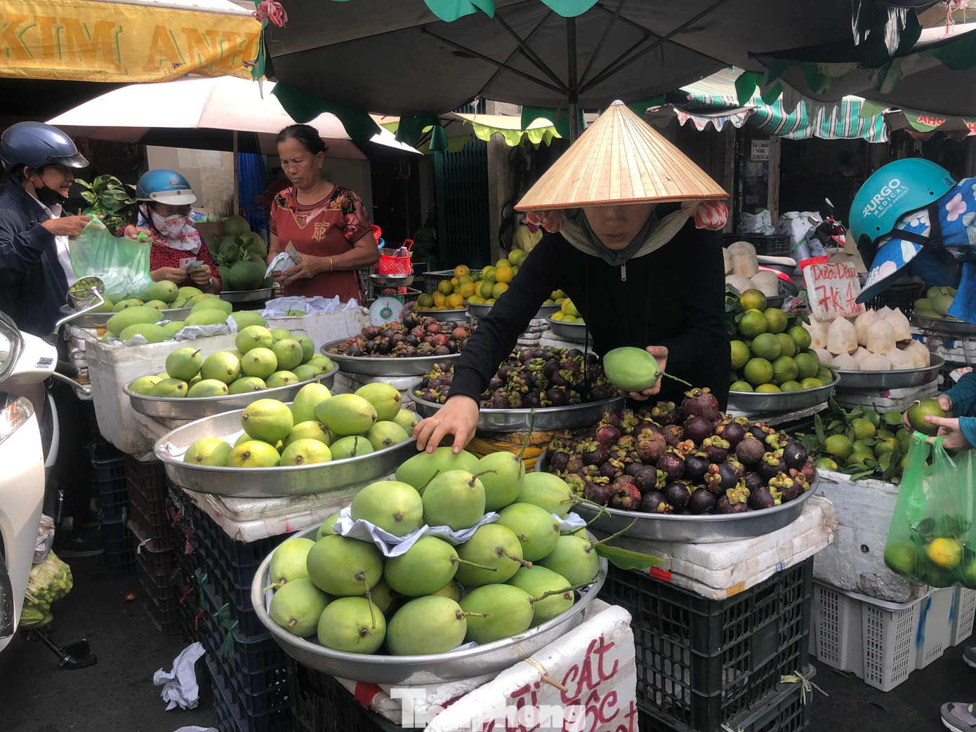 Ngày 1/5, tại chợ Xóm Vôi (quận 5), bên hông Bến xe Chợ Lớn chuyên các loại trái cây, mặt hàng về chợ nhiều nhất là xoài cát Hòa Lộc, xoài keo...