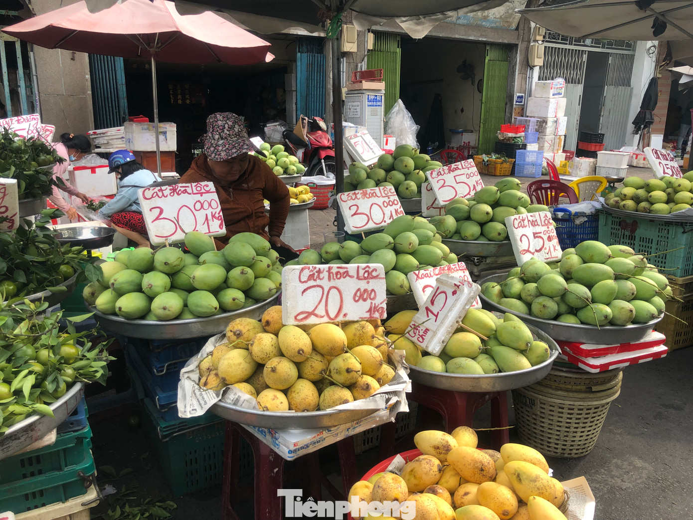 Mua 5 kg xoài để gia đình ăn giải nhiệt nắng nóng, bà Thu Hương (ngụ TPHCM) cho biết: "Năm nay, giá xoài rẻ bất ngờ. Xoài cát Hòa Lộc loại ngon chỉ 25.000 - 30.000 đồng/kg. Trong siêu thị, xoài có tem nhãn giá bán chỉ 40.000 đồng/kg... Tranh thủ mùa xoài rẻ, tôi mua về làm sinh tố, xoài sấy, bánh tráng xoài để ăn dần".