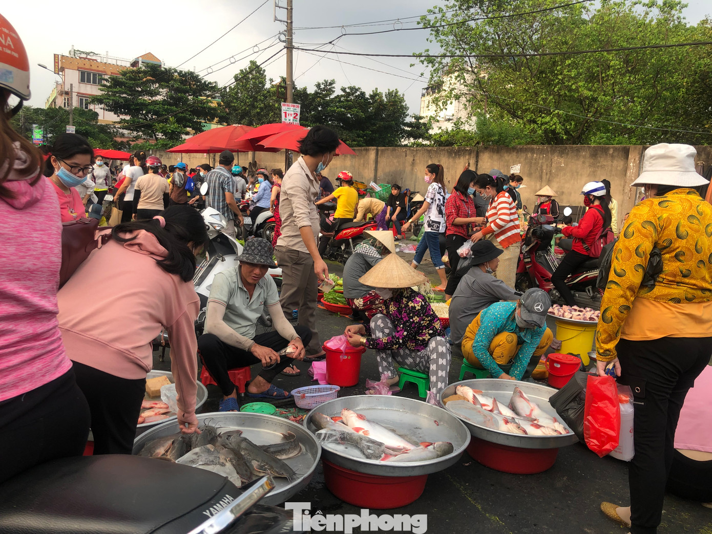 Công ty Pouyuen tiếp tục cắt giảm lao động lần 4 trong năm 2023, với hơn 1.200 người (trong ảnh, công nhân Pouyuen tan ca, mua thức ăn ven đường).