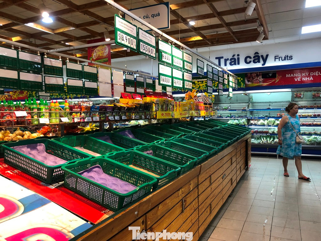 Quầy rau ăn lá trống trơn vì nhà cung cấp chưa đưa hàng về. Siêu thị chỉ còn một số loại rau ăn củ như cà rốt, bắp cải, cải thảo, súp lơ, củ cải trắng, su hào... Quầy rau ăn lá trống trơn vì nhà cung cấp chưa đưa hàng về. Siêu thị chỉ còn một số loại rau ăn củ như cà rốt, bắp cải, cải thảo, súp lơ, củ cải trắng, su hào...