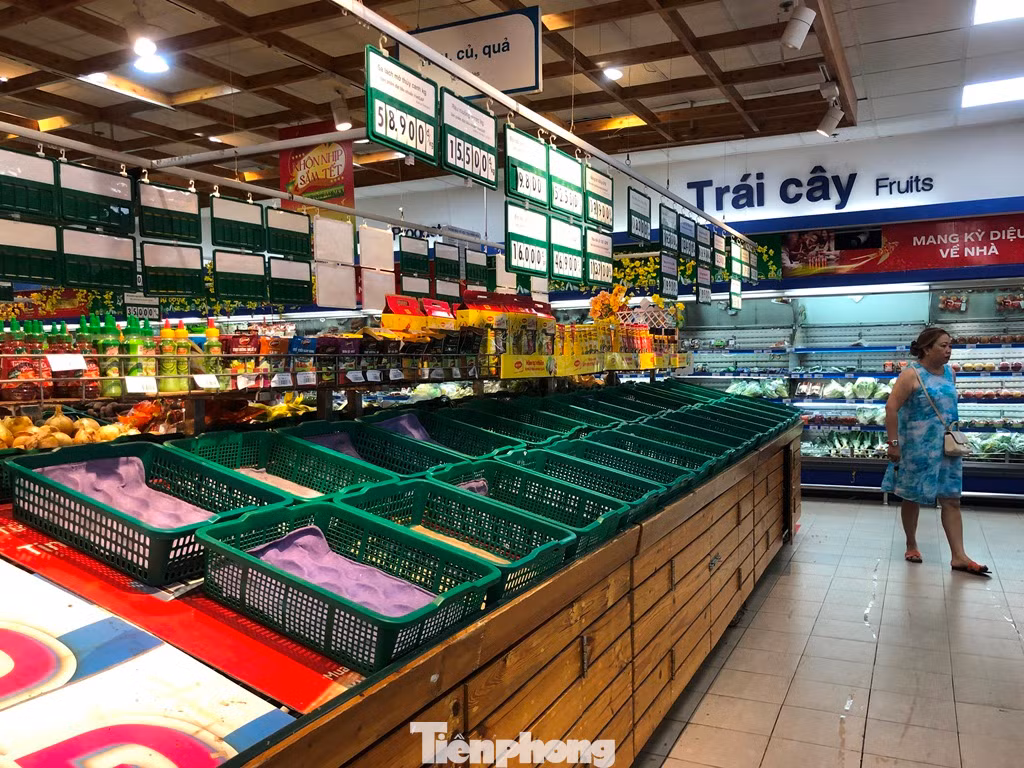 Quầy rau ăn lá trống trơn vì nhà cung cấp chưa đưa hàng về. Siêu thị chỉ còn một số loại rau ăn củ như cà rốt, bắp cải, cải thảo, súp lơ, củ cải trắng, su hào... Quầy rau ăn lá trống trơn vì nhà cung cấp chưa đưa hàng về. Siêu thị chỉ còn một số loại rau ăn củ như cà rốt, bắp cải, cải thảo, súp lơ, củ cải trắng, su hào...