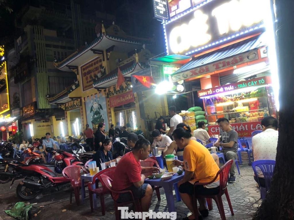 "Để có nhân viên phục vụ những ngày này, quán phải tăng lương. Do đó, quán phụ thu thêm trên từng món ăn 5.000 đồng/món dù ngồi ăn tại chỗ hay mua về. Qua Tết sẽ trở về giá bình thường" - nhân viên phục vụ quán chè Thái trên đường Nguyễn Tri Phương (quận 10) cho hay.