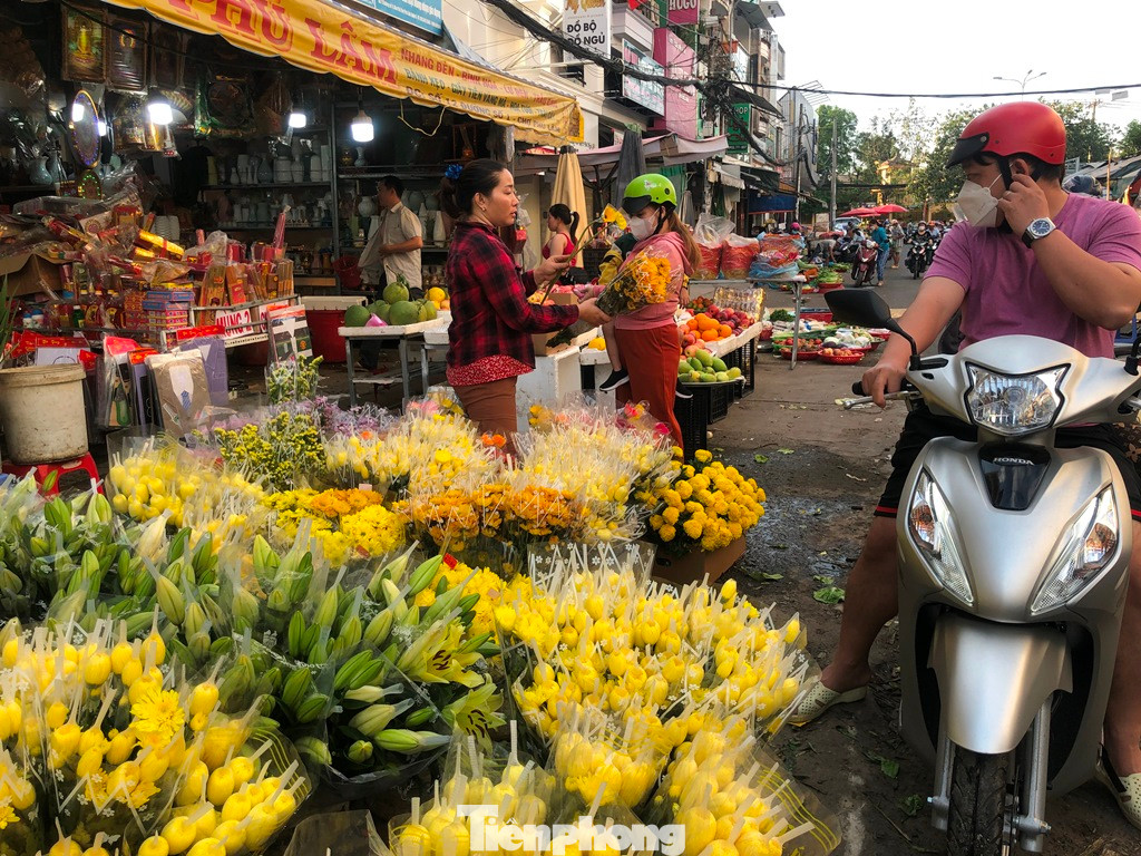 Bông cúng cũng tăng giá, như hoa cúc tới 50.000 đồng/bó, cao gần gấp đôi so với những ngày sát Tết. Bông cúng cũng tăng giá, như hoa cúc tới 50.000 đồng/bó, cao gần gấp đôi so với những ngày sát Tết.