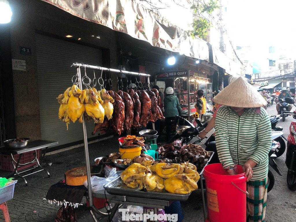 Gà, vịt quay được tiểu thương chuẩn bị số lượng nhiều để khách hàng mua cúng mùng 2 Tết. Gà, vịt quay được tiểu thương chuẩn bị số lượng nhiều để khách hàng mua cúng mùng 2 Tết.