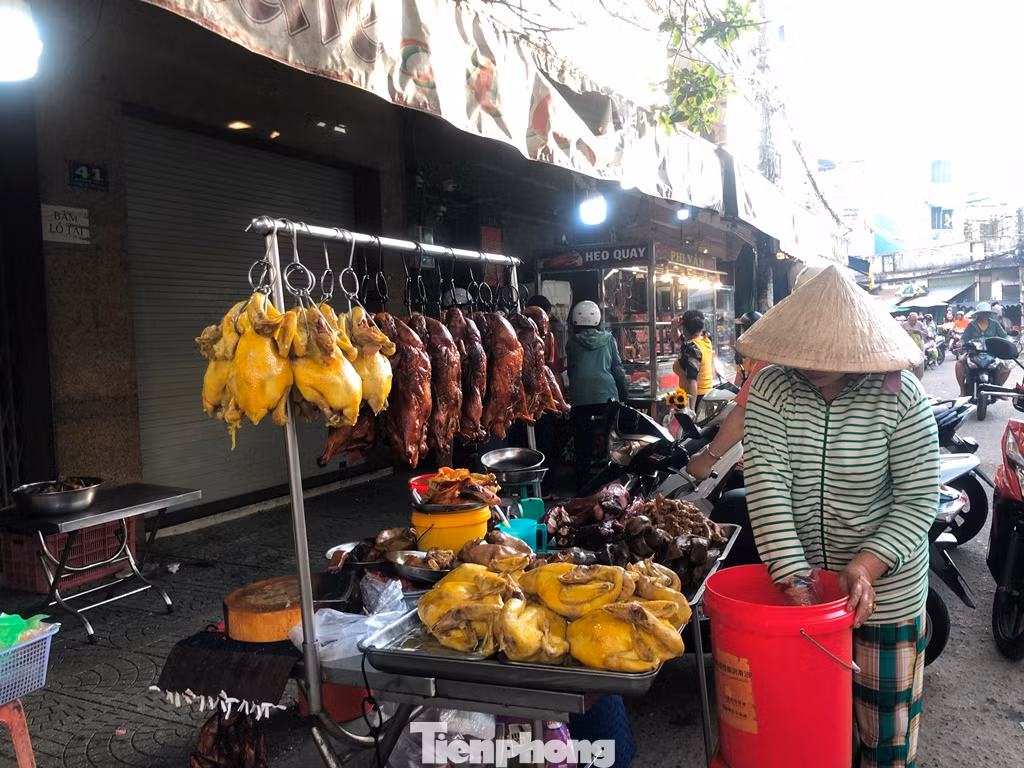 Gà, vịt quay được tiểu thương chuẩn bị số lượng nhiều để khách hàng mua cúng mùng 2 Tết. Gà, vịt quay được tiểu thương chuẩn bị số lượng nhiều để khách hàng mua cúng mùng 2 Tết.