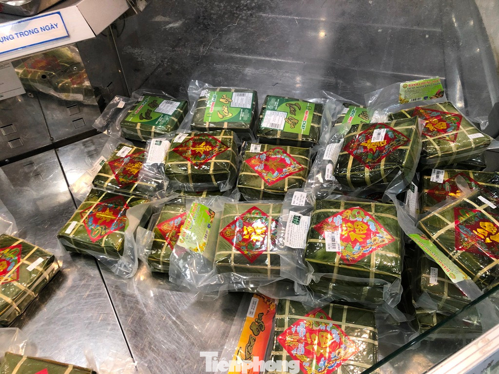 Bánh chưng trong siêu thị còn khá nhiều. Bánh chưng trong siêu thị còn khá nhiều.