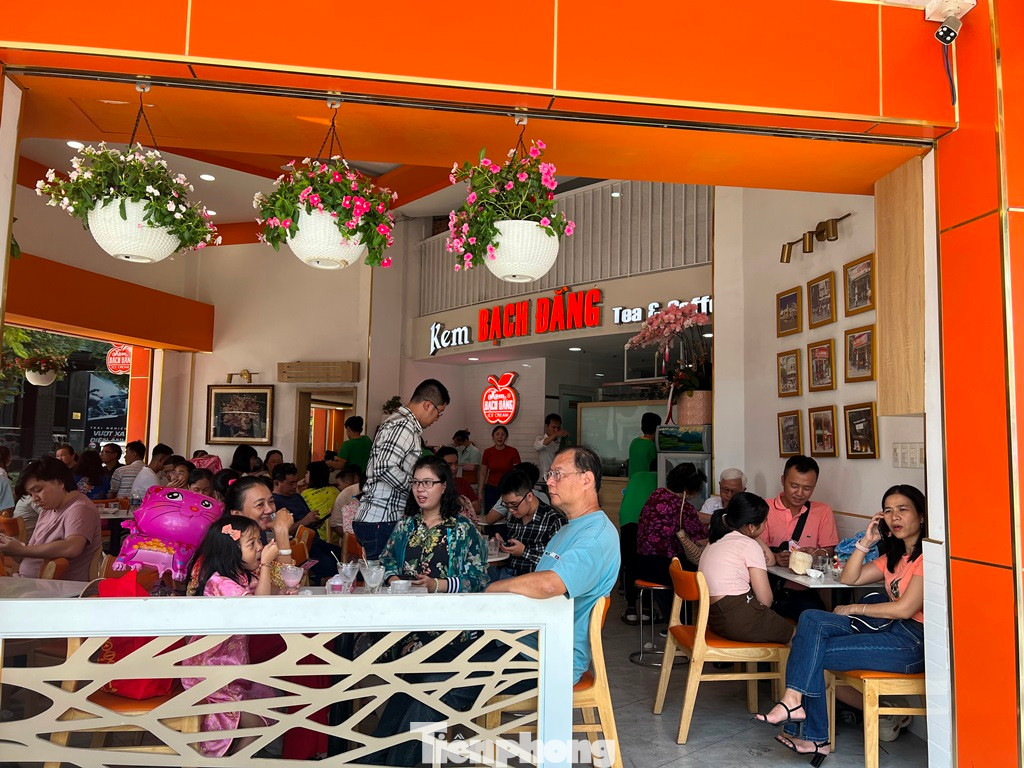 Quán kem Bạch Đằng nổi tiếng ở quận 1 không còn một chỗ trống. "Sau khi cho con đi dạo đường hoa Nguyễn Huệ, tôi đưa các con vào quán kem để trốn nóng và thưởng thức món ăn yêu thích của tụi nhỏ. Tuy nhiên khá lâu mới được nhân viên sắp bàn đủ cho các thành viên trong gia đình vì quán rất đông. Nhiều người không chờ được đã bỏ về", anh Tâm (ngụ TP Thủ Đức) chia sẻ.