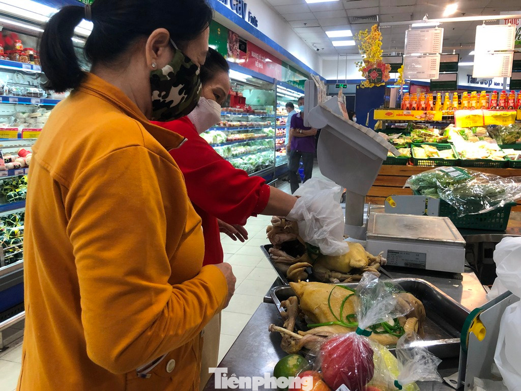 Khách hàng xếp hàng vào siêu thị mua gà luộc cúng mùng 2 Tết từ rất sớm. Khách hàng xếp hàng vào siêu thị mua gà luộc cúng mùng 2 Tết từ rất sớm.