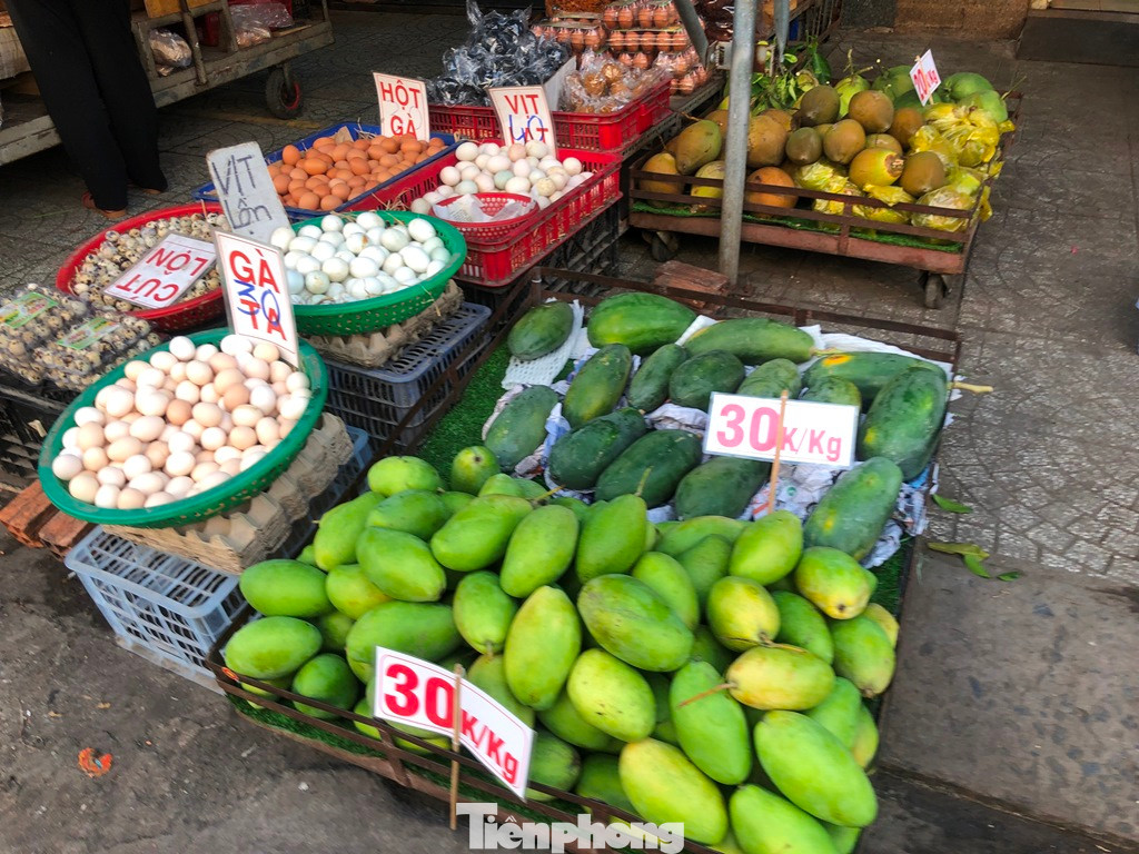 Trong khi đó, xoài, đu đủ có giá khá ổn định nhưng ít khách mua vì mâm trái cây ngũ quả đã được họ chuẩn bị từ trước Tết. Trong khi đó, xoài, đu đủ có giá khá ổn định nhưng ít khách mua vì mâm trái cây ngũ quả đã được họ chuẩn bị từ trước Tết.
