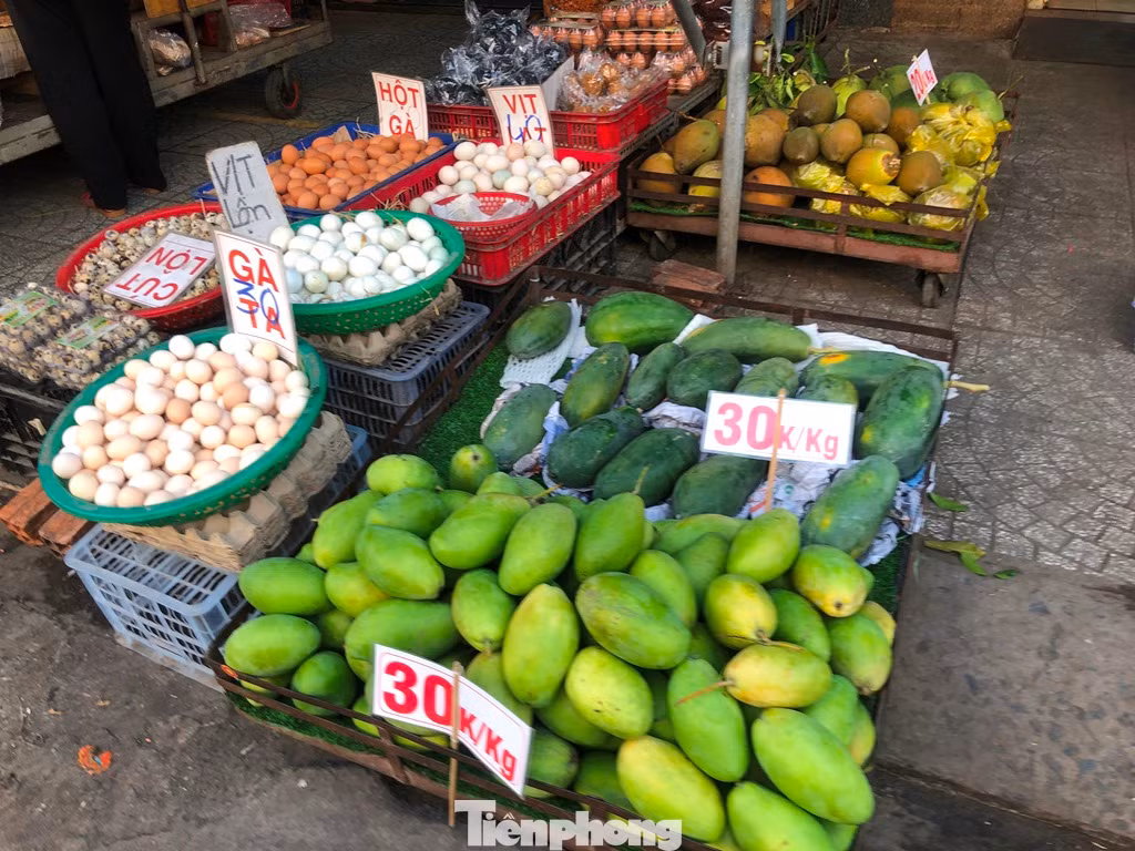 Trong khi đó, xoài, đu đủ có giá khá ổn định nhưng ít khách mua vì mâm trái cây ngũ quả đã được họ chuẩn bị từ trước Tết. Trong khi đó, xoài, đu đủ có giá khá ổn định nhưng ít khách mua vì mâm trái cây ngũ quả đã được họ chuẩn bị từ trước Tết.