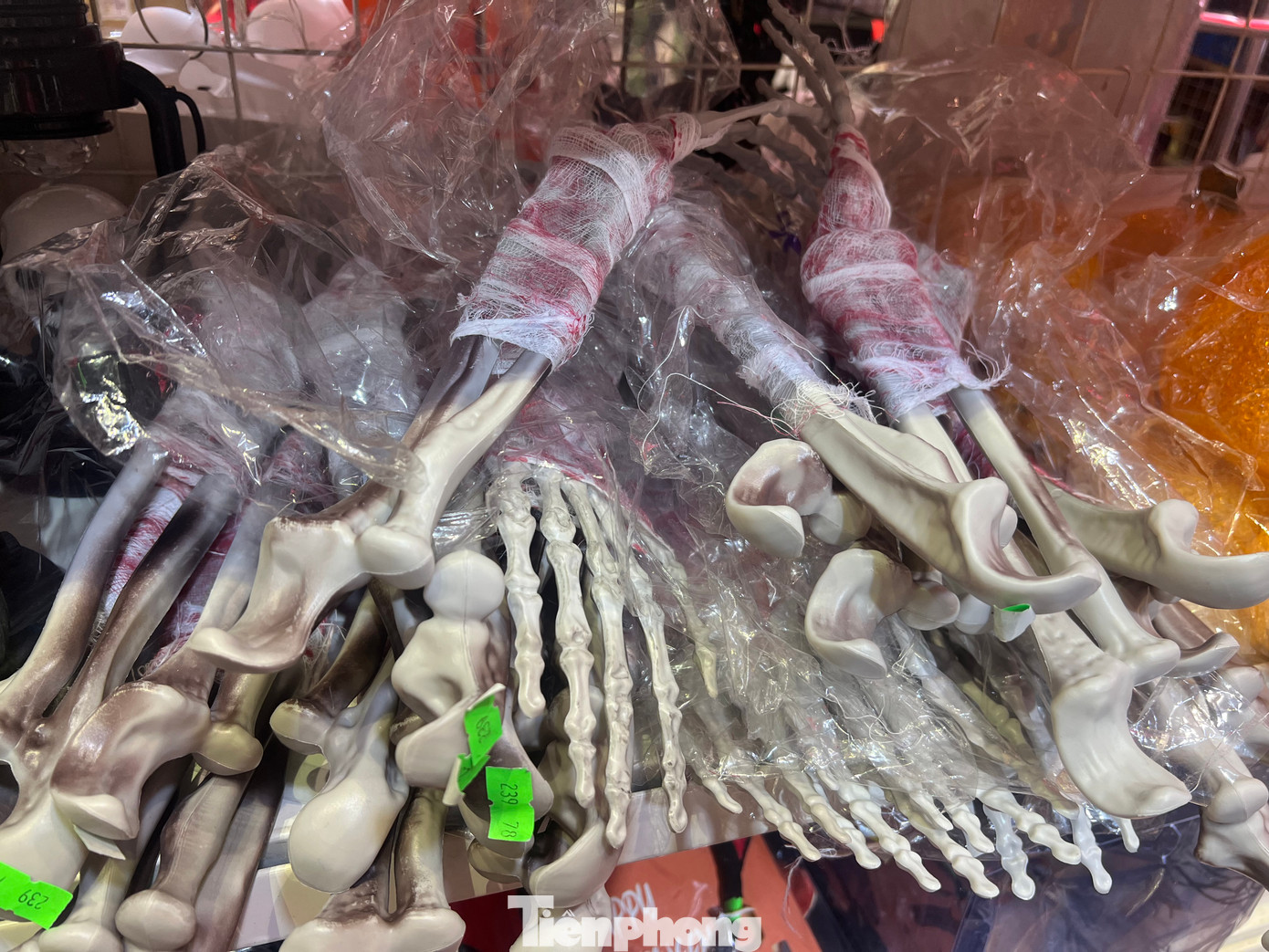 Những bộ xương người quấn băng trắng tạo cảm giác ghê rợn.