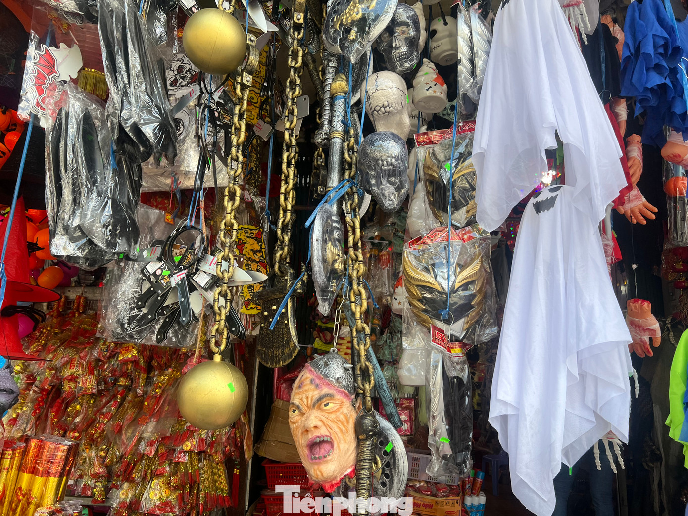 Không thiếu các món đồ Halloween "độc, kinh" tại các cửa hàng