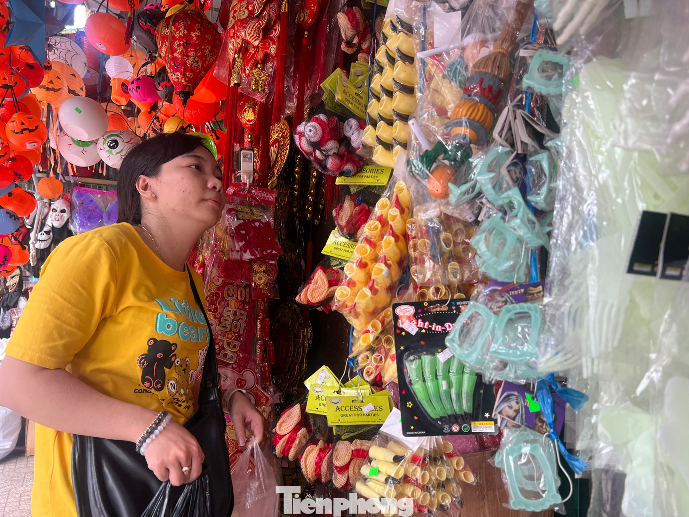 Khách hàng tìm mua đồ trang trí Halloween.