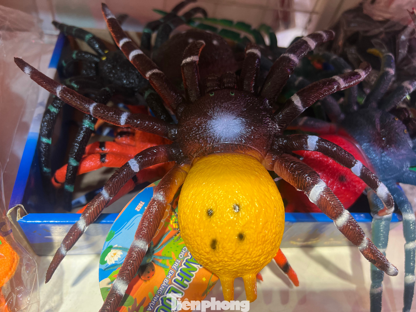 Một con nhện khổng lồ bằng silicon.