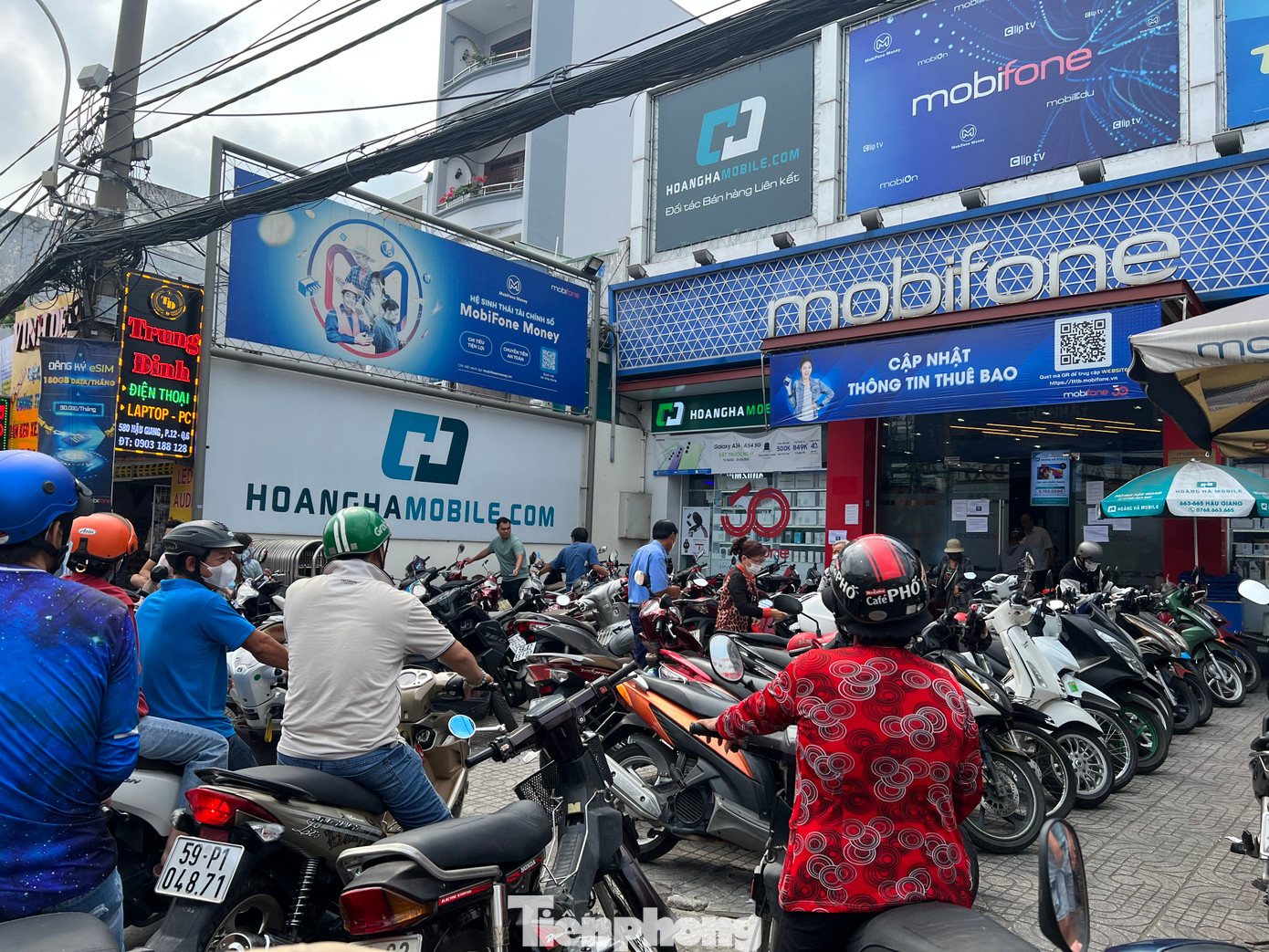 Cửa hàng Mobifone trên đường Hậu Giang (quận 6) không còn chỗ gửi xe
