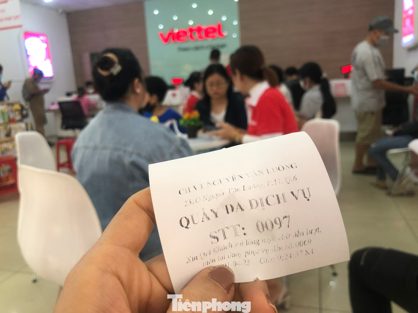 Lúc hơn 9 giờ sáng, số thứ tự của khách đã gần 100. Trung bình khách hàng phải chờ đợi khoảng 30 phút mới đến lượt.