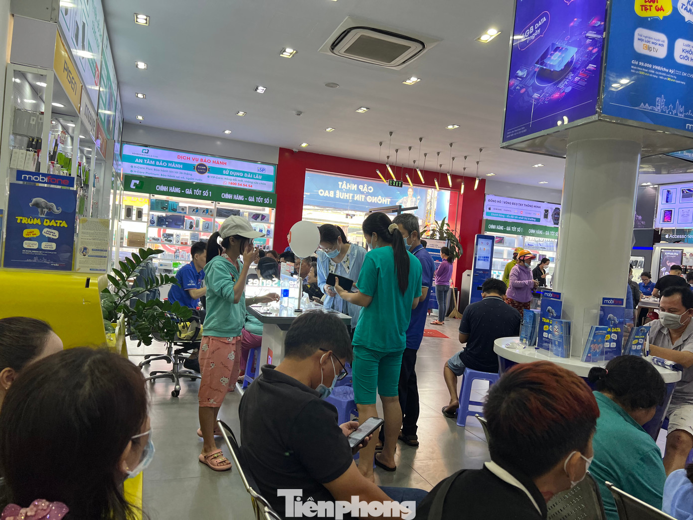 Các điểm giao dịch của nhà mạng đều đông nghịt khách chờ đợi dù đã quá hạn chuẩn hóa thông tin thuê bao.