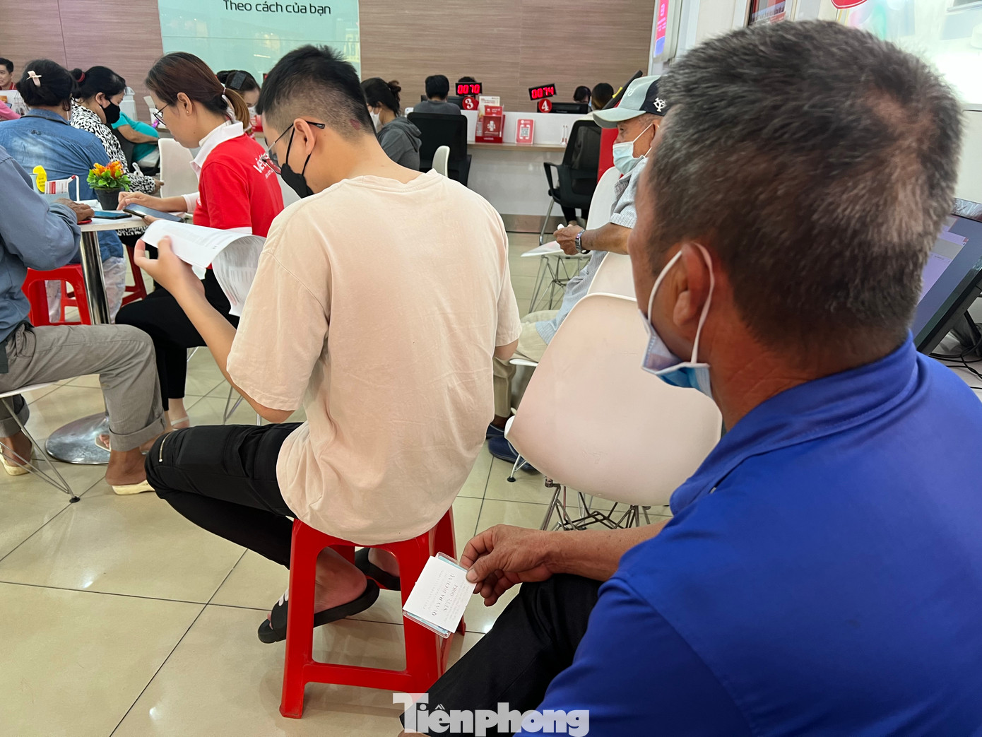 Khách hàng chờ đợi đến lượt