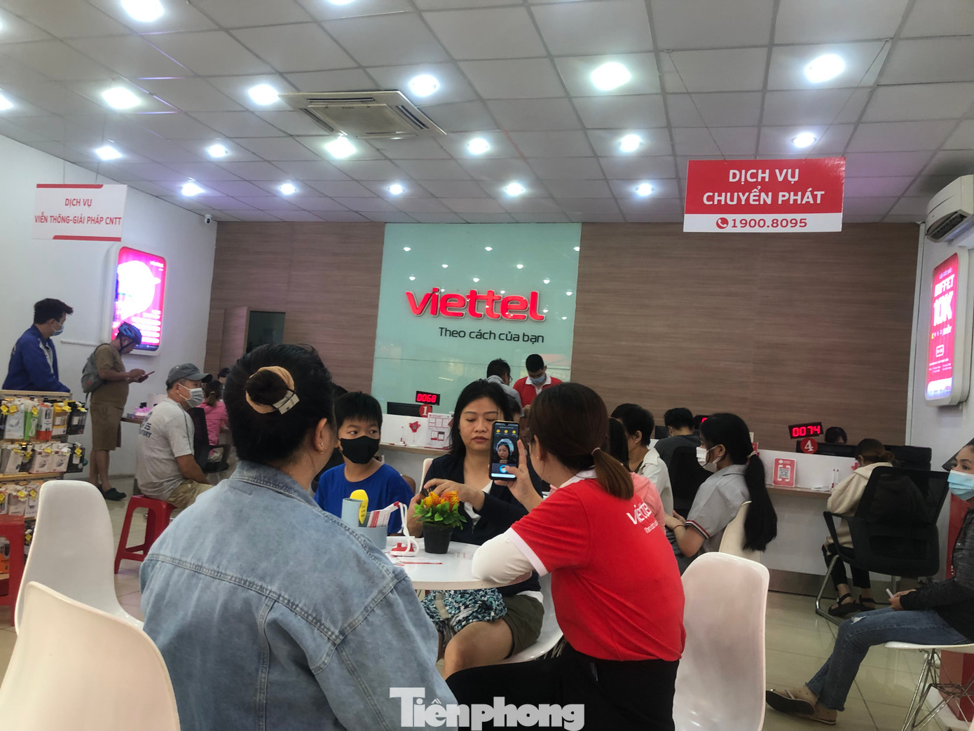 Chụp hình chính chủ để chuẩn hóa thuê bao điện thoại di động